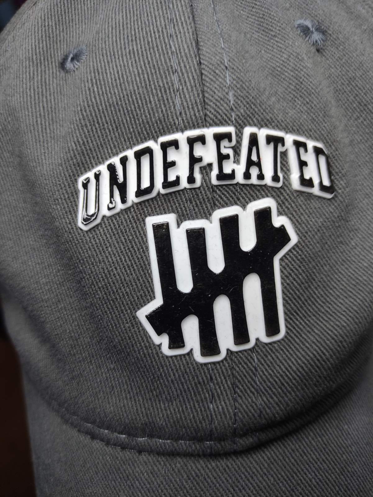 Бейсболка кепка чоловіча сірого кольору з логотипом Undefeated