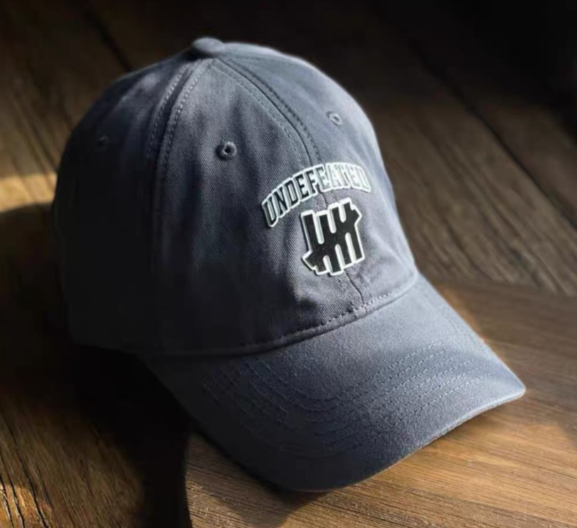 Бейсболка кепка чоловіча сірого кольору з логотипом Undefeated